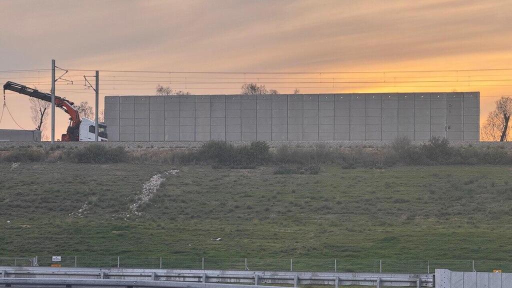 המיגון שהותקן בשדרות (צילום: מתן נעים) מסילת רכבת שהונחה בשדרות