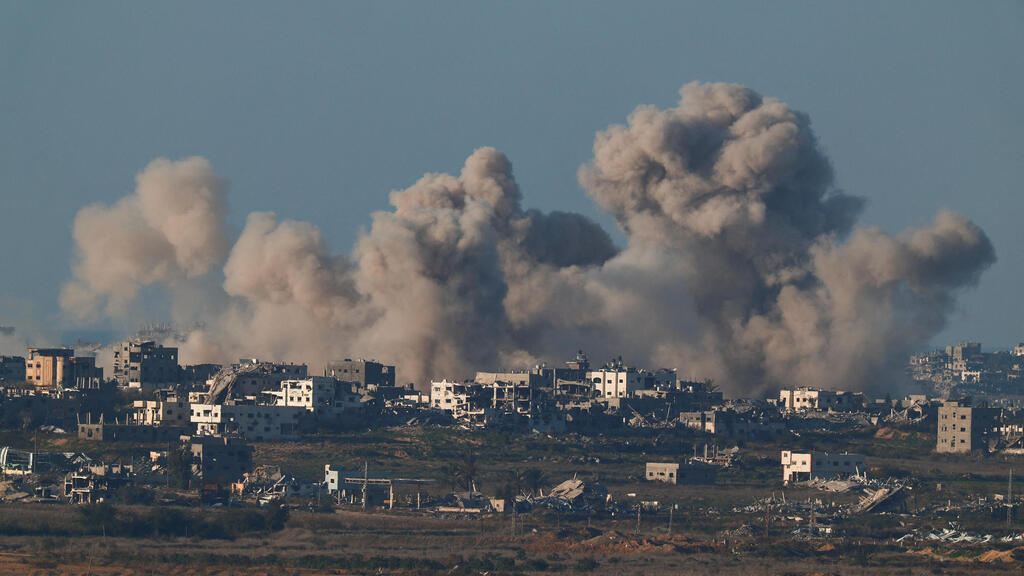 IDF strikes Hamas targets in hours leading up to the cease-fire (Photo: Amir Cohen) עזה עשן תקיפות צה"ל