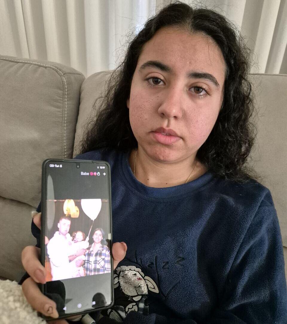 שילת פחימת מחזיקה את תמונתם של בעלה ובתה (צילום: ישראל מושקוביץ) שילת פחימת, איבדה את ביתה שי לי ובעלה רונלד שנהרגו בשריפה בבית שאן