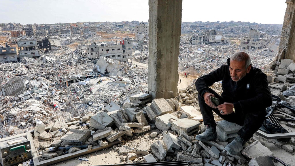 The Gaza Strip (Photo: Omar al-Qattaa/ AFP) פליטים חוזרים להרס וחורבן ב ג'באליה צפון רצועת עזה אחרי הפסקת אש