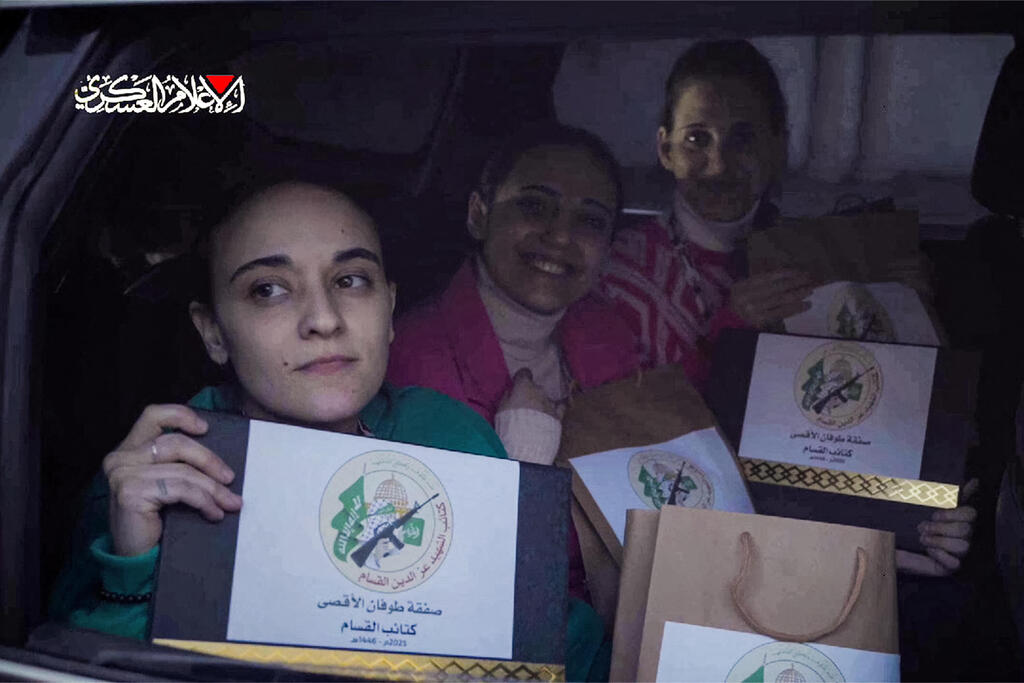 שחרור החטופות בסרטון שחמאס הפיץ ( צילום: HAMAS MEDIA OFFICE / AFP) שחרור החטופות בסרטון שחמאס הפיץ