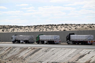 סיני מצרים משאיות סיוע הומניטרי נוסעות לכיוון מעבר רפיח עזה