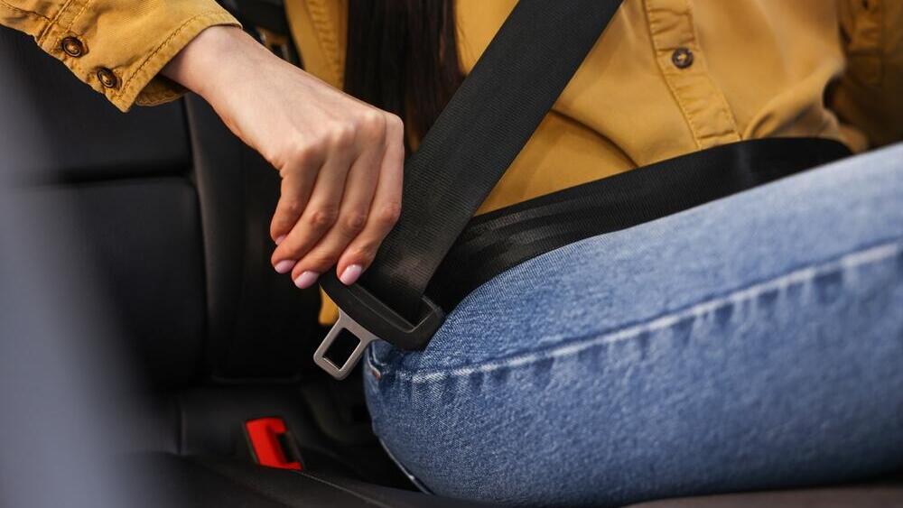 הסירו את המעיל לפני שאתם חוגרים (צילום: shutterstock) נהיגה