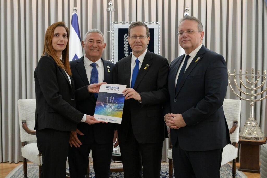 Herzog, Hagoel, Almog and Dr. Bartz-Rix (Photo: Maayan Tuaf, GPO) חגואל, הנשיא הרצוג, אלמוג וד"ר ברץ