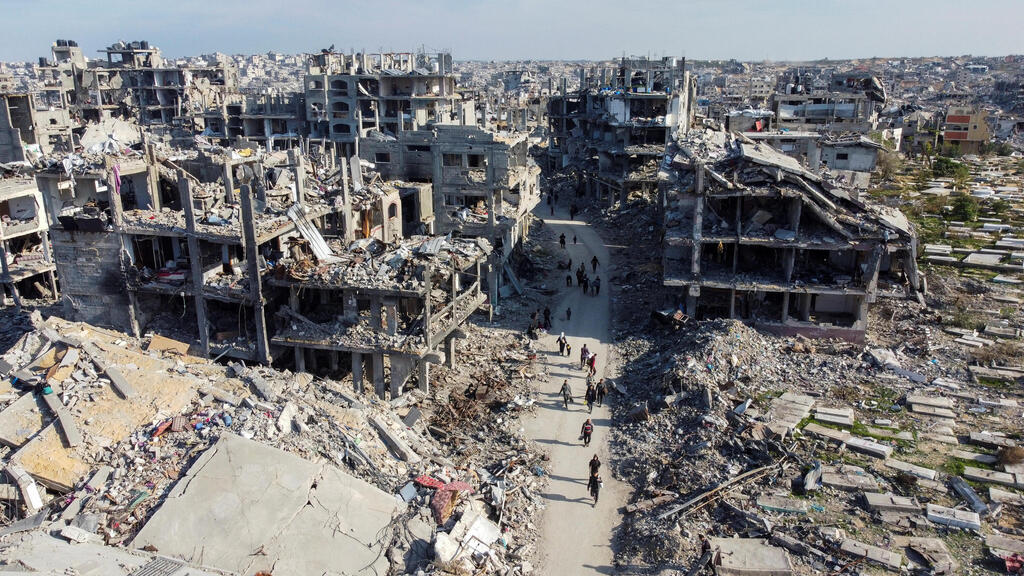 Gazans return to find destruction (Photo: Mahmoud Al-Basos / Reuters) הרס וחורבן ב ג'באליה צפון רצועת עזה אחרי הפסקת אש