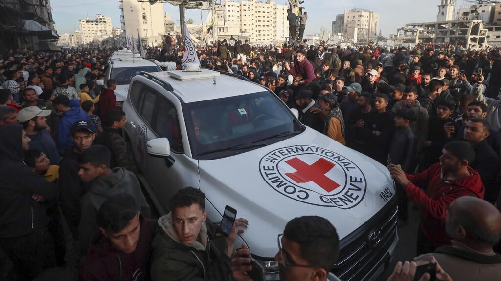 Gazans swarming Red Cross vehicle with Israeli hostages (Photo: AP Photo/Abed Hajjar gettyimages ראובן קסטרו) המון עזתי מקיף את רכבי הצלב האדום לפני שחרור ה חטופות אמילי דורון שטיינברכר ורומי גונן ב עזה