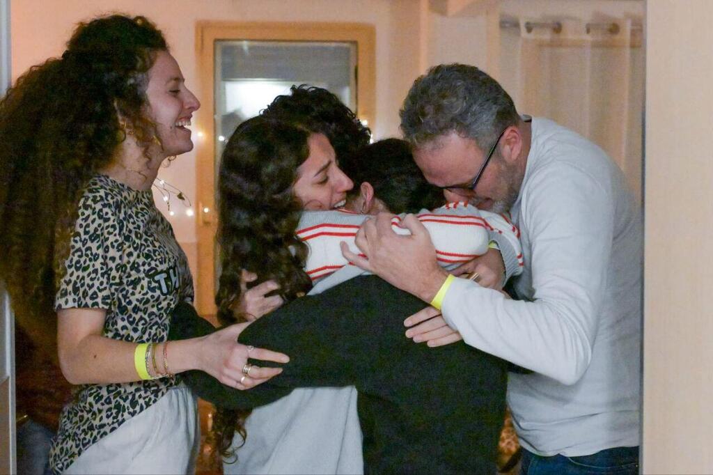 רומי גונן ומשפחתה בבית החולים