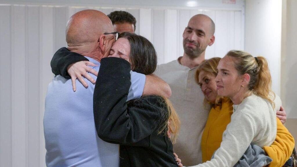 דורון שטיינברכר עם משפחתה בבית החולים