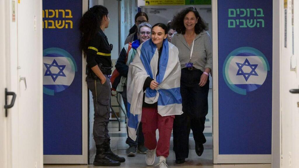 החטופות מגיעות לבית חולים שיבא ונפגשות עם משפחותיהן (צילום: מעיין טואף /לע"מ) החטופות מגיעות לבית חולים שיבא ונפגשות עם משפחותיהן