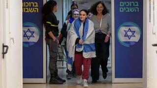 החטופות מגיעות לבית חולים שיבא ונפגשות עם משפחותיהן