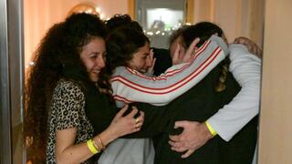 רומי גונן עם משפחתה בבית החולים