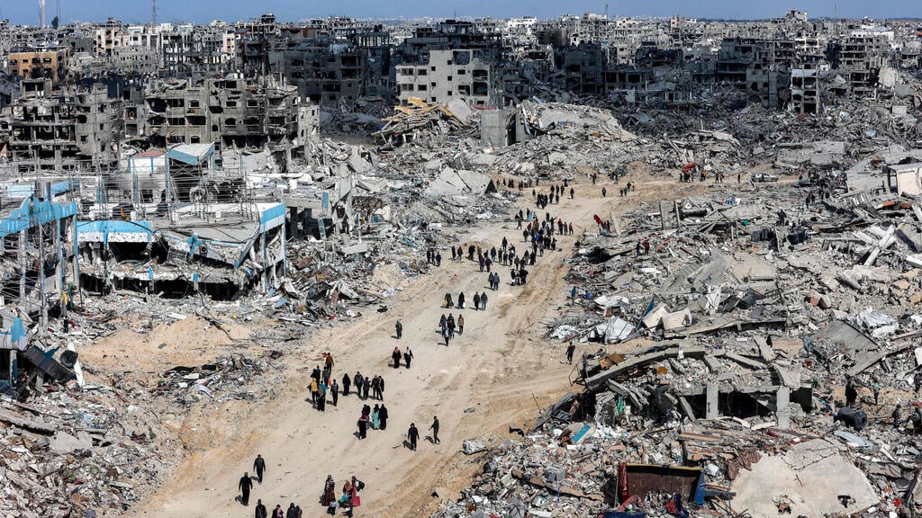 Photo: Omar al-Qattaa/ AFP פליטים חוזרים להרס וחורבן ב ג'באליה צפון רצועת עזה אחרי הפסקת אש
