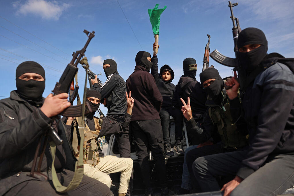 צילום: BASHAR TALEB / AFP מחבלים בדיר אל בלח