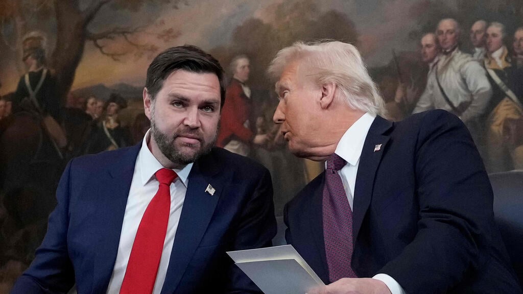 J.D. Vance and Donald Trump (Photo: Morry Gash/ AFP) השבעת נשיא ארה"ב דונלד טראמפ