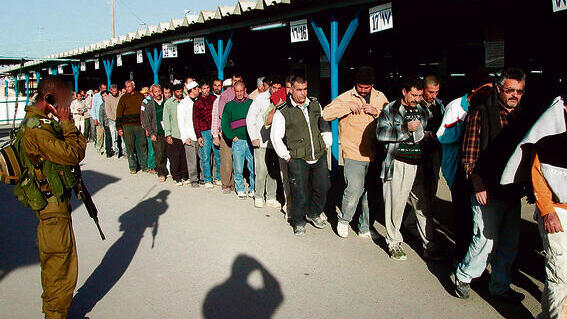 פועלים פלסטינים במחסום ארז, 2004 | צילום: נחום ברנע yk14226280