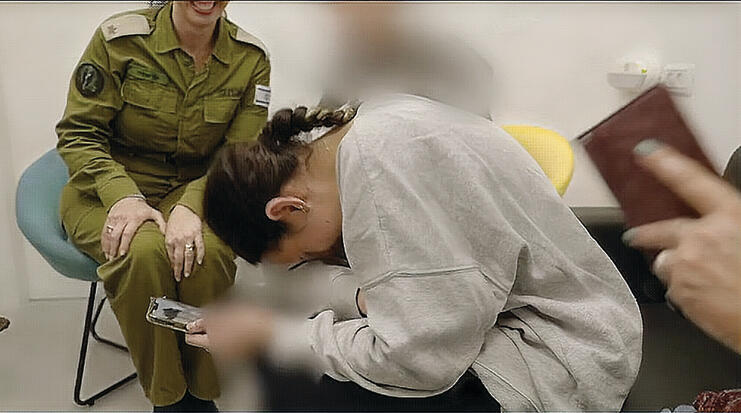 רומי, בשיחת הטלפון עם אביה | צילום: דובר צה"ל yk14231069