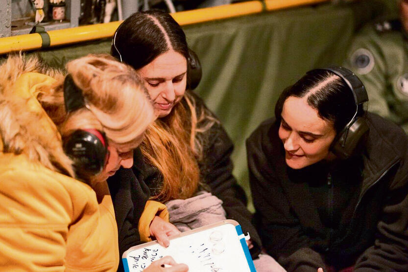 כפר עזה כולה חיכתה לכן. דורון ואמילי במסוק | צילום: דובר צה"ל yk14231164