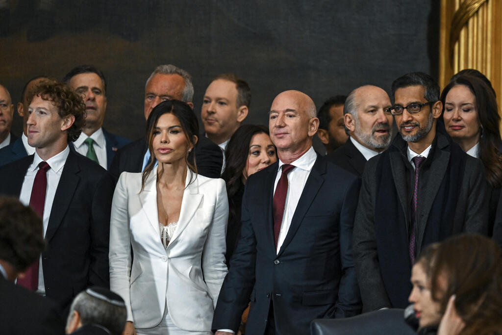 יהיו עכשיו בעיות בבית? (צילום: Chip Somodevilla/Pool Photo via AP) לורן סנצ'ז מארק צוקרברג ג'ף בזוס