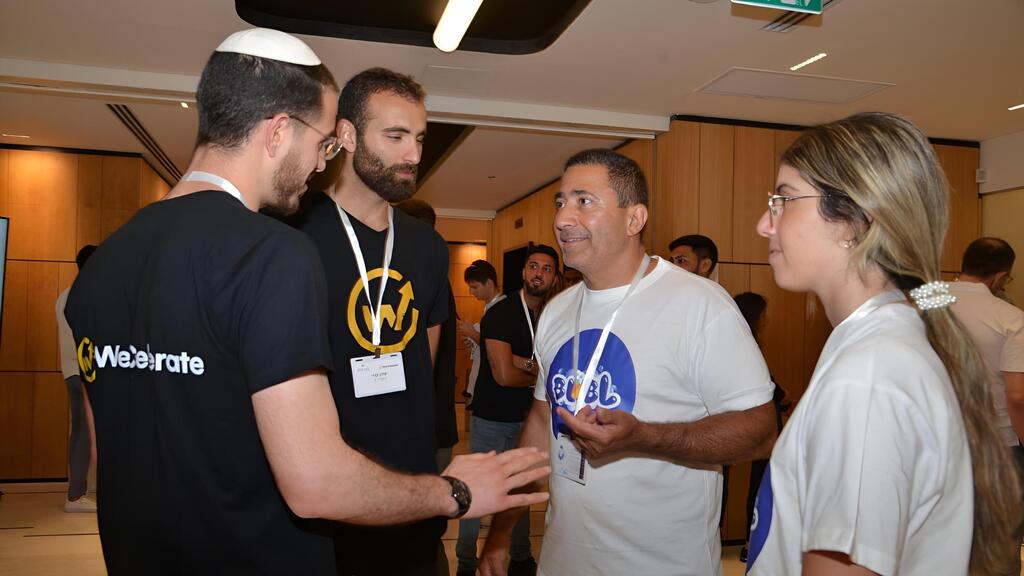 לורן ואורן עזורי עם צוות Weccelerate (צילום: Weccelerate) לורן ואורן עזורי עם צוות Weccelerate
