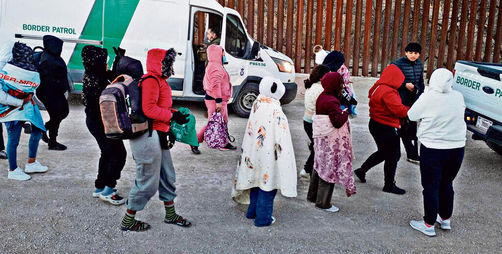 זכויות בסכנה. מהגרים בכניסה לגבול באריזונה | צילום: JOHN MOORE, AFP yk14232478