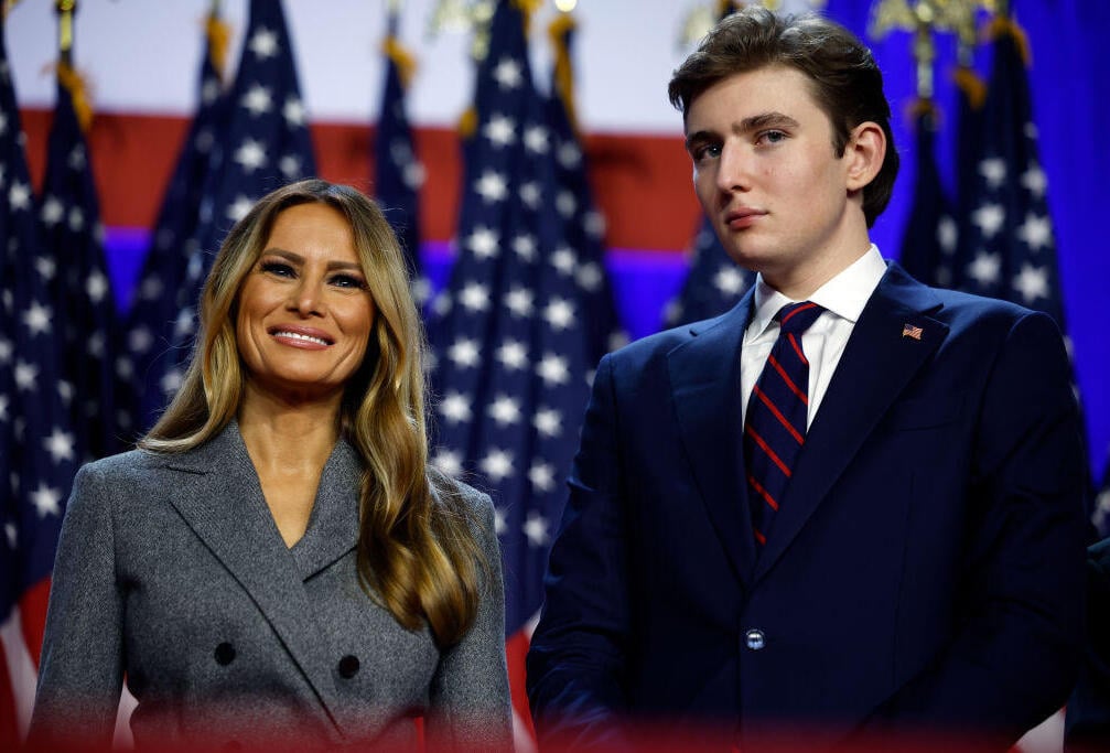 בתמונה: בחור שנון ולבבי ואמא שלו (צילום: Chip Somodevilla/Getty Images) בארון טראמפ