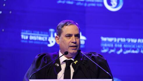 להרוג את עורכי הדין ולירות לעצמנו ברגל