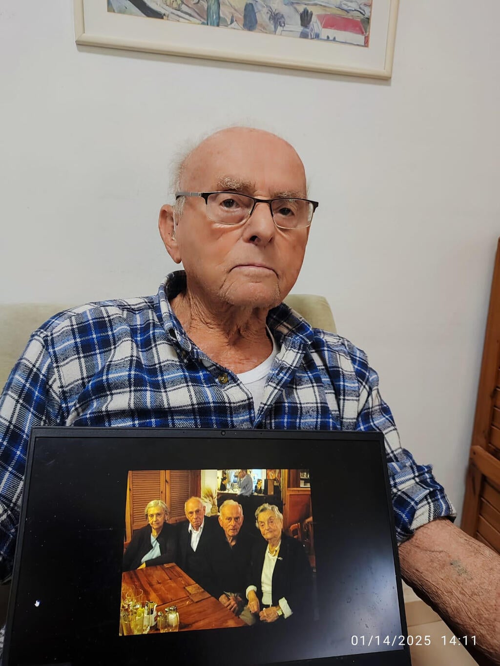 "מרגיש וזוכר היטב את הזוועות". שלמה גלפרין אוחז בתמונת אחיו (צילום: יורם גלפרין) שלמה גלפרין אוחז בתמונת אחיו