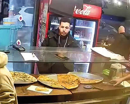 המחבל בפיצרייה באלנבי, דקות לפני הפיגוע yk14233816