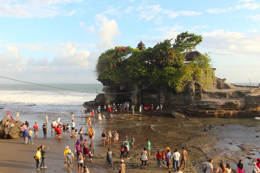 Indonesia’s visa-on-arrival allows a 30-day stay for tourism or basic business purposes but does not permit employment or speaking at events (Photo: shutterstock) תיירים בחוף טנה לוט, באלי