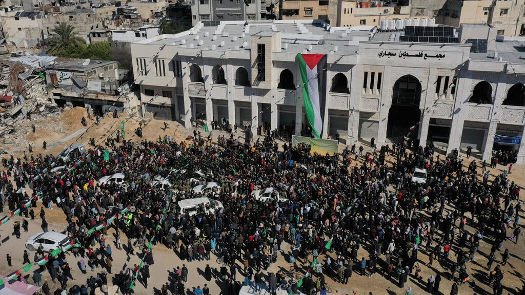 טקס שחרור החטופות (צילום: REUTERS/Mahmoud Al-Basos) החטופות משתחררות בפעימה השנייה