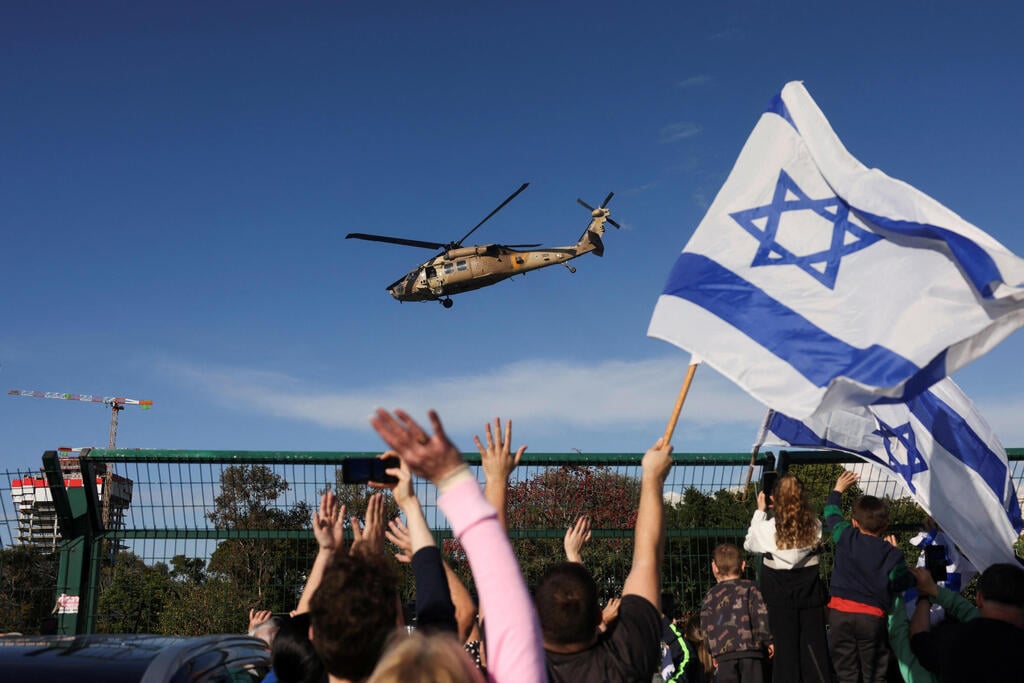 Photo: REUTERS/Ronen Zvulun המסוק בו נמצאות החטופות נוחת בבילינסון