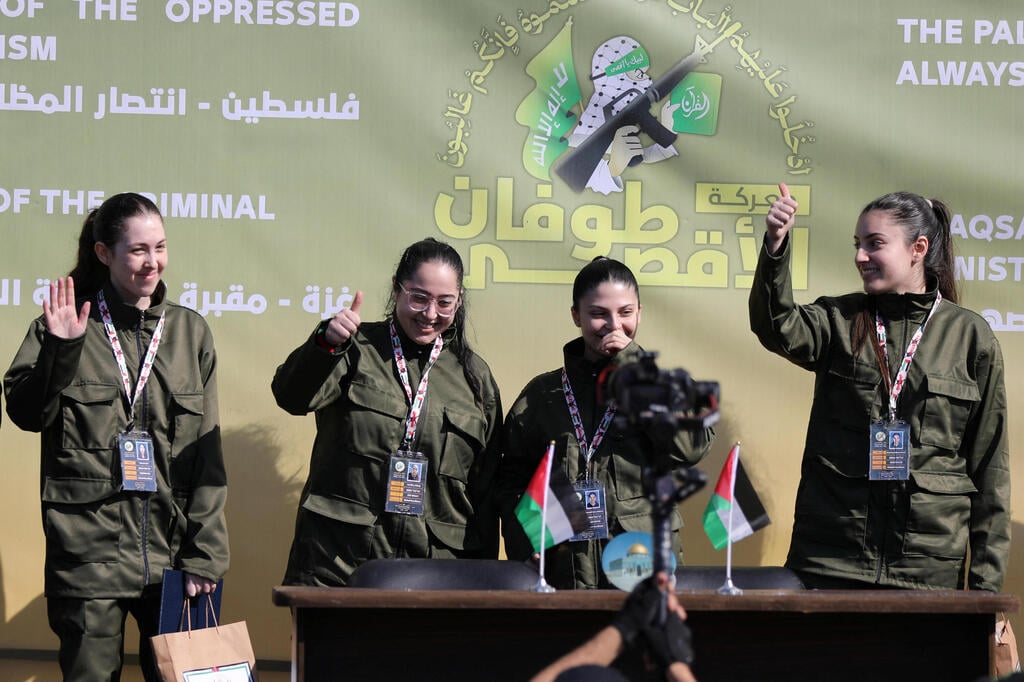 "ביקשה מכל החברות לחייך, ראש מורם ועושים 'וי' על הבמה מול כולם" (צילום: רויטרס/REUTERS/Dawoud Abu Alkas) החטופות משתחררות בפעימה השנייה