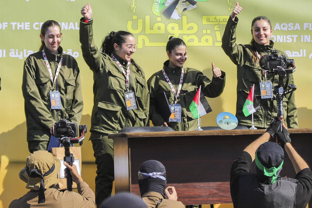 החטופות משתחררות בפעימה השנייה ( צילום: AP Photo/Abed Hajjar) החטופות משתחררות בפעימה השנייה