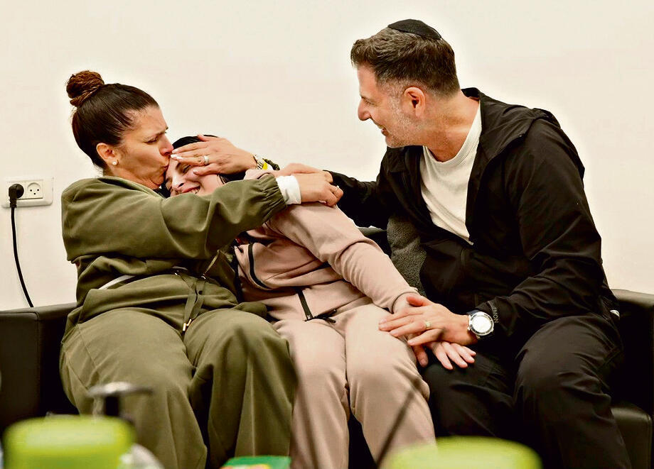 דמעות של אושר. עם ההורים בנקודת הקליטה ברעים | צילום: לע"מ yk14235958