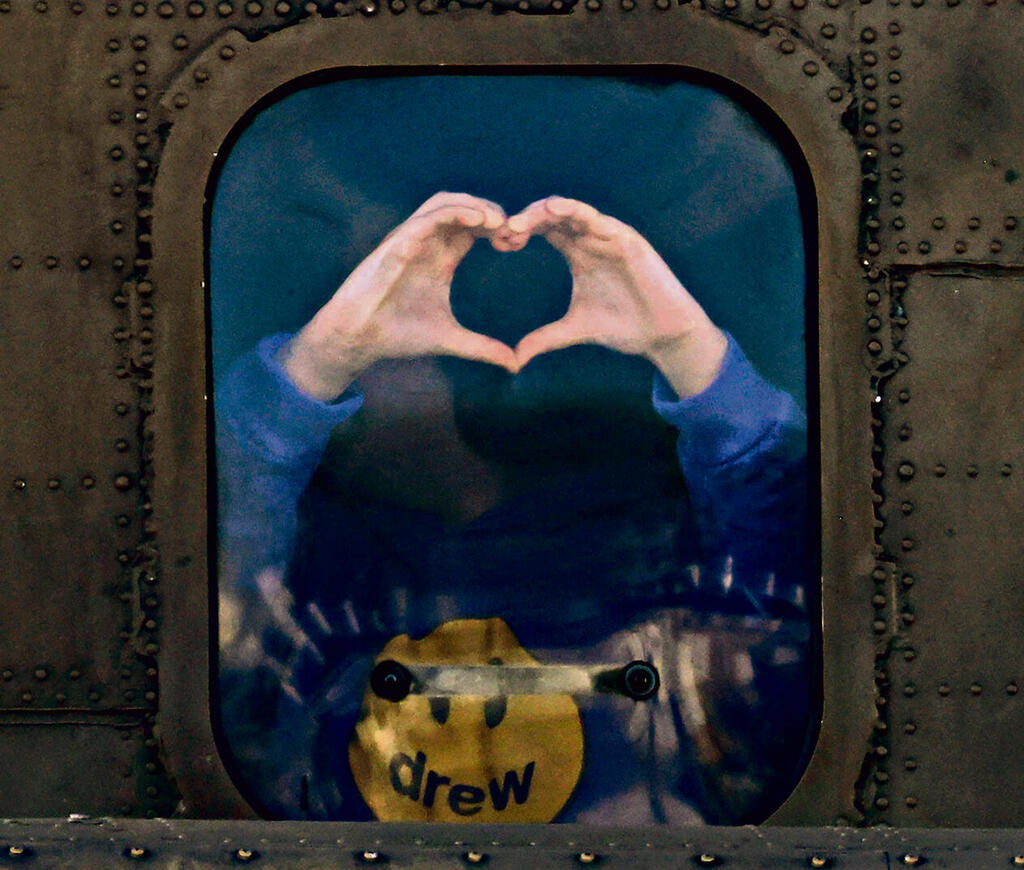 מסמנת מחלון המסוק | צילום: JACK GUEZ / AFP yk14236038