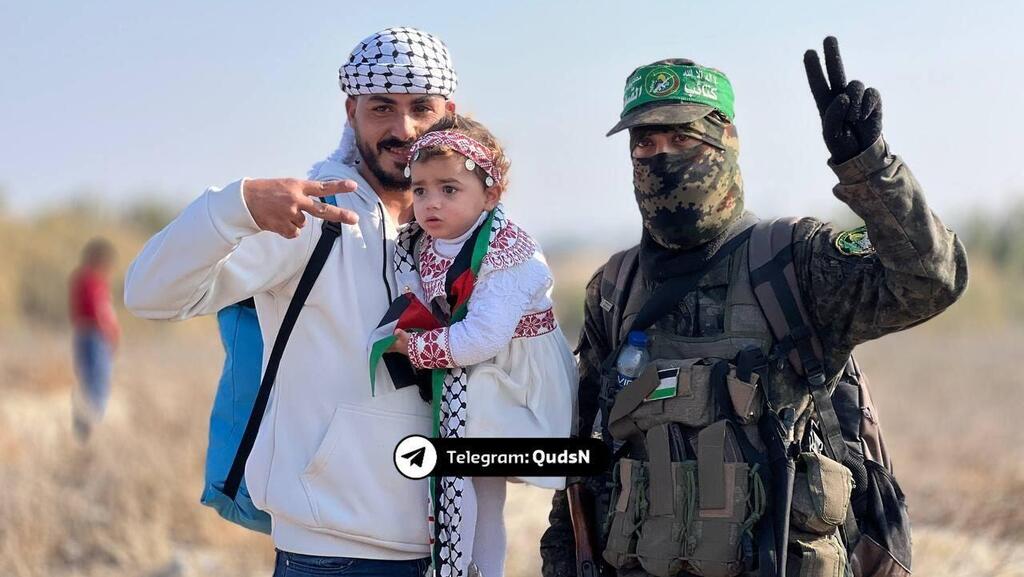 רעולי פנים של חמאס מקבלים את העקורים בצפון רצועת עזה