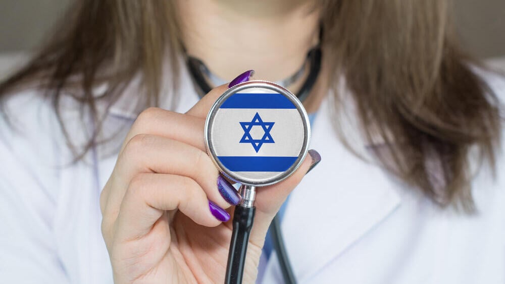 הפיזור הגיאוגרפי של רופאים אינו תואם לפיזור האוכלוסייה. אילוסטרציה (צילום: shutterstock) רופאה בישראל