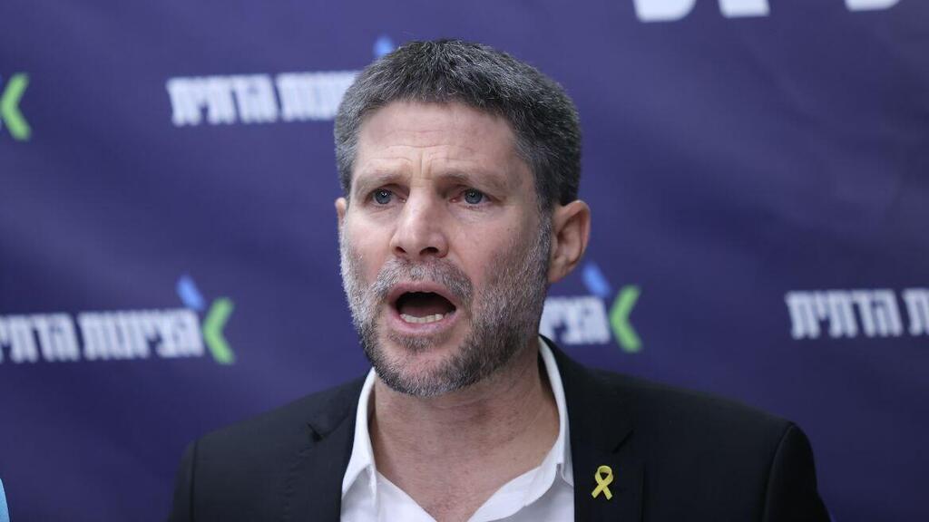 "הממשלה לא תיכנע לטירוף הזה". סמוטריץ' על שלב ב' בעסקה (צילום: אלכס קולומויסקי) בצלאל סמוטריץ בישיבת סיעת הציונות הדתית