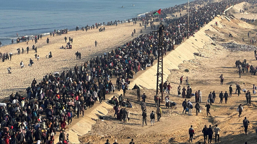 Displaced Palestinians returning to northern Gaza (צילום: REUTERS/Ramadan Abed) עקורים פלסטינים חוזרים לצפון רצועת עזה