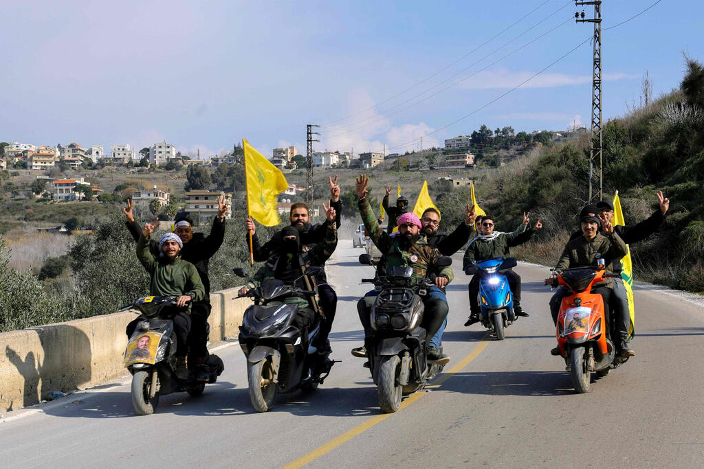 Kfarkela (Photo: Rabih DAHER / AFP) נוסעים עם דגלי חיזבאללה בדרום לבנון באזור כפר כילא