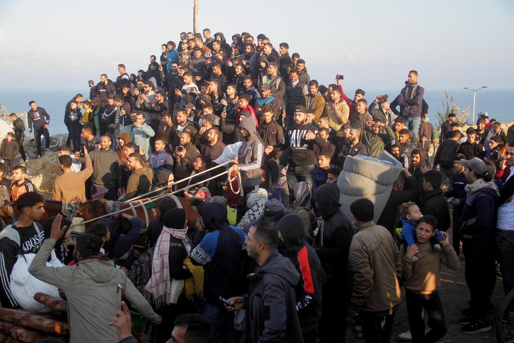 Gazans return to the northern areas in the Strip (Photo:Mahmoud Issa / Reuters) עקורים פלסטינים חוזרים לצפון רצועת עזה