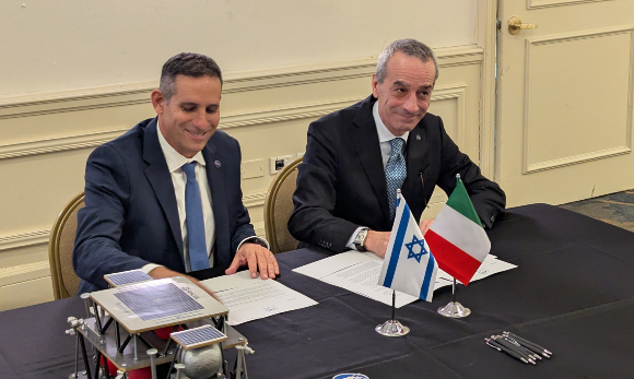 שיתופי פעולה בינלאומיים הם אחד המפתחות להצלחה בתקציב נמוך, אבל גם אותו צריך לגייס. מנכ"ל סוכנות החלל הישראלית, אורי אורון (משמאל) חותם על ההסכם עם עמיתו מאיטליה, תיאודורו ולנטה (צילום: איתי נבו, מכון דוידסון לחינוך מדעי) שיתופי פעולה בינלאומיים הם אחד המפתחות להצלחה בתקציב נמוך, אבל גם אותו צריך לגייס. מנכ"ל סוכנות החלל הישראלית, אורי אורון (משמאל) חותם על ההסכם עם עמיתו מאיטליה, תיאודורו ולנטה