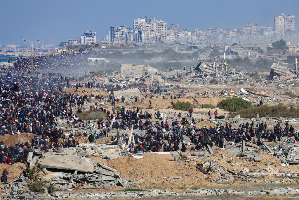 Gazans return to the northern areas in the Strip (PHoto::Ramadan Abed / Reuters) עקורים פלסטינים חוזרים לצפון רצועת עזה