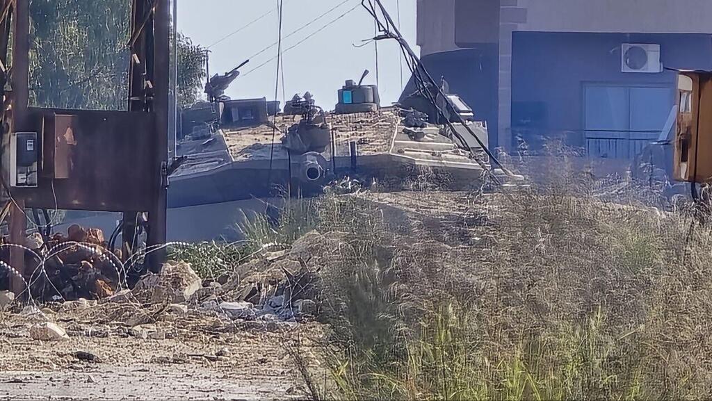תמונה שפרסם ערוץ של חיזבאללה: טנק לכאורה בכפר מיס אל-ג'בל מחסומים שב חיזבאללה טוענים שהוצבו על ידי צה"ל ב מיס אל-ג'בל דרום לבנון