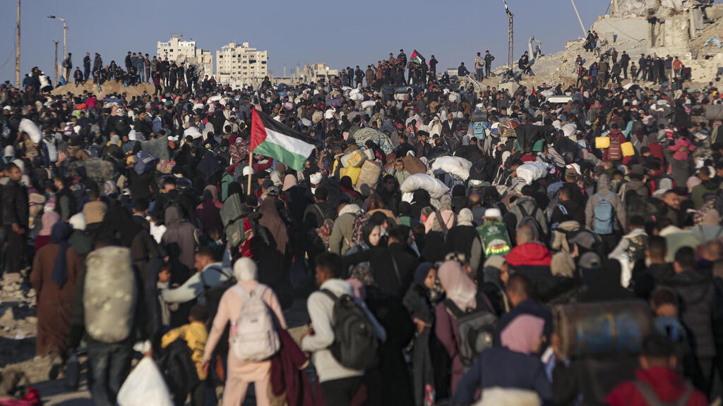 חזרת עקורים פלסטינים לצפון רצועת עזה (צילום: AP Photo/Jehad Alshrafi) חזרת העקורים הפלסטינים לצפון רצועת עזה