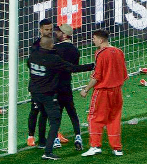 אוהדי הפועל מאיימים על עמבר yk14239356