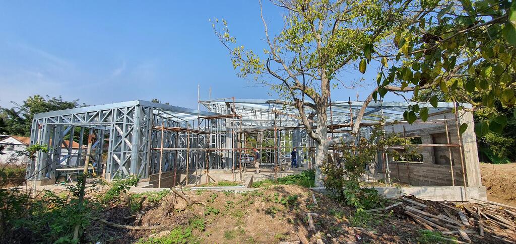 תוך כדי הבנייה בשיטה חדשנית (צילום: עדי כלב) לפני ואחרי הבית של האדריכל עדי כלב, כפר הנגיד