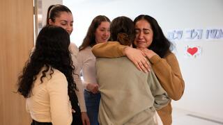 רגע האיחוד המרגש של ארבע התצפיתניות עם חברתן אגם ברגר