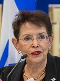 פרופ' דינה פורת בבניין האו"ם בווינה