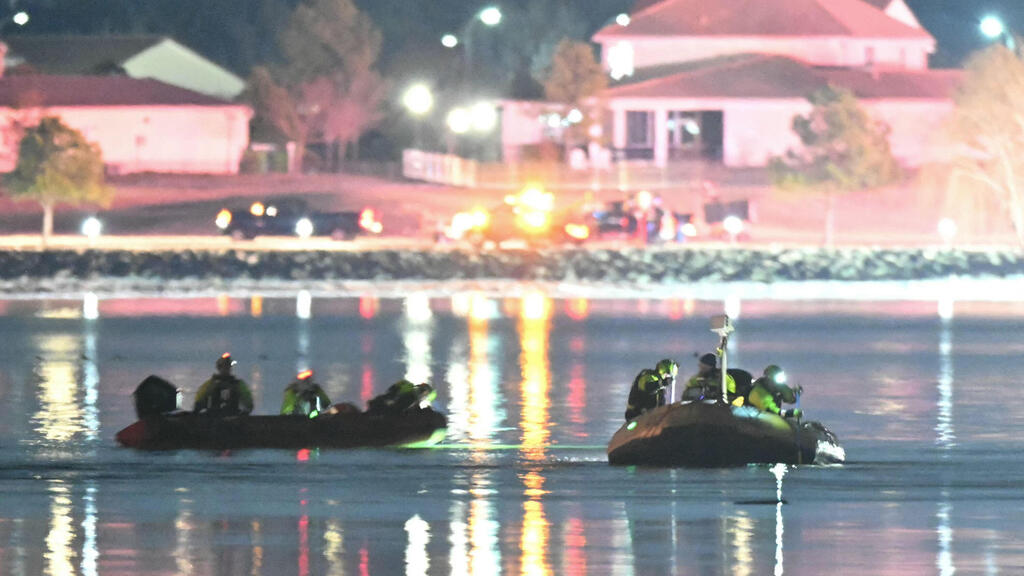 Searches in the crash site (Photo: Andrew Caballero-Reynolds/ AFP) חיפושים